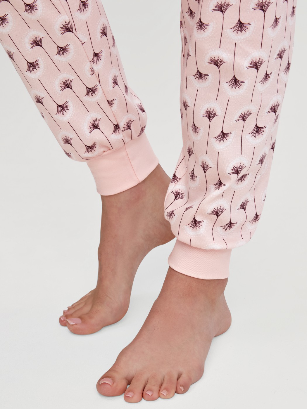 Damen-Model trägt Bündchen-Pyjama aus 100% Baumwolle in Rosa, Floral aus Serie Midnight Flowers von CALIDA, Detail