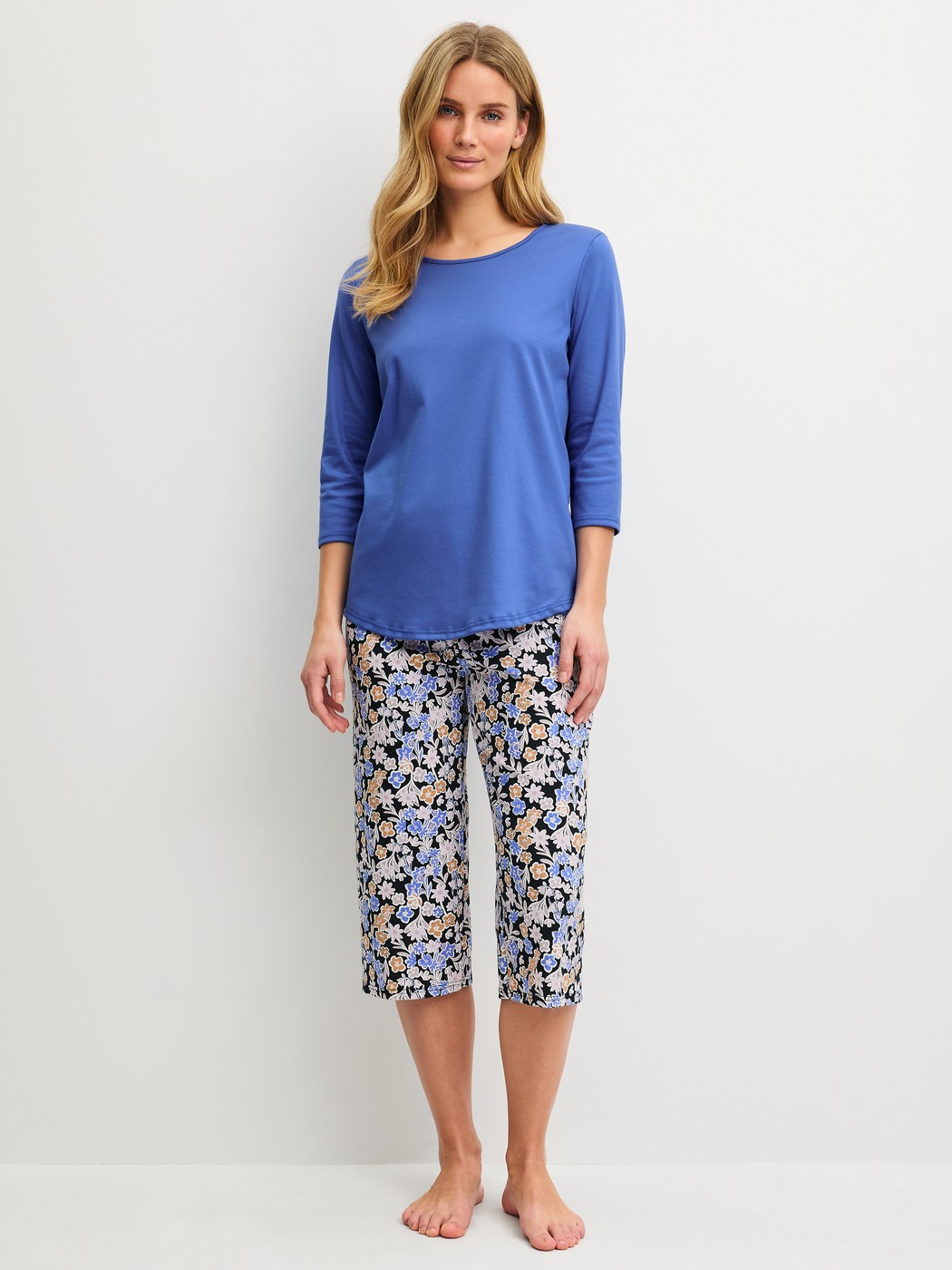 Le mannequin Femme porte le/la  en 100% coton de couleur Bleu, À motifs, de la série Flower Dreams de CALIDA, Vue de face