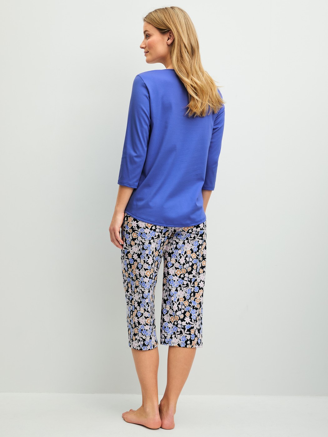 Le mannequin Femme porte le/la  en 100% coton de couleur Bleu, À motifs, de la série Flower Dreams de CALIDA, Vue arrière