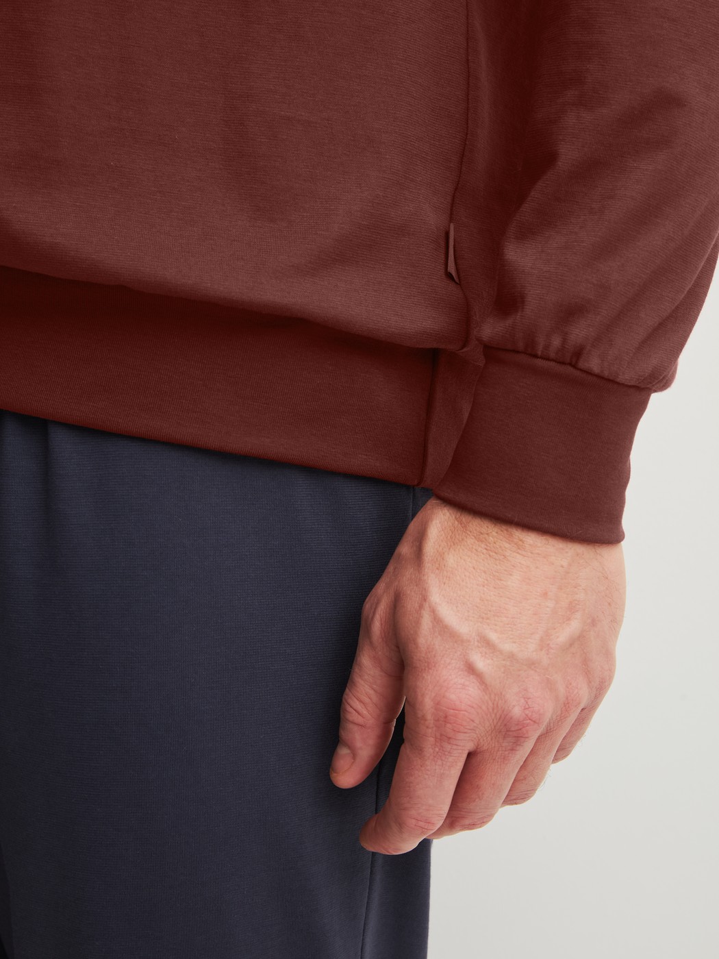 Herren-Model trägt Bündchen-Pyjama aus 100% Baumwolle in Rot, Einfarbig aus Serie Relax Essentials von CALIDA, Detail
