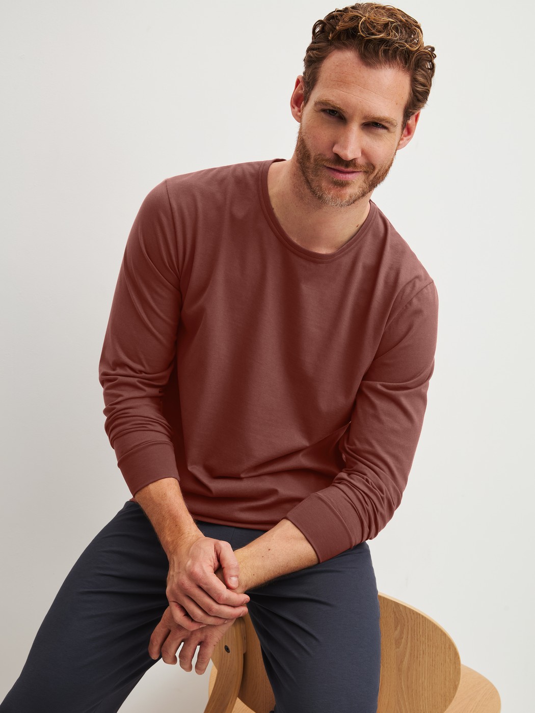 Herren-Model trägt Bündchen-Pyjama aus 100% Baumwolle in Rot, Einfarbig aus Serie Relax Essentials von CALIDA, Zusatzbild