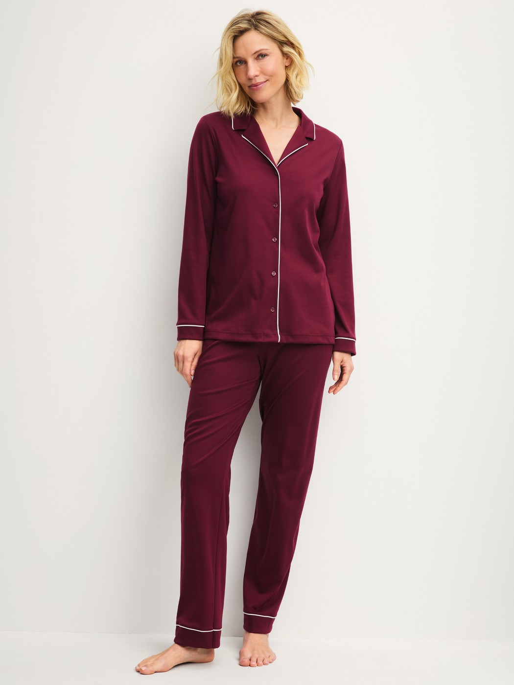 Le mannequin Femme porte le/la Pyjama à boutons en Swiss+Cotton de couleur Rouge, Unicolore, de la série Season Special de CALIDA, Vue de face