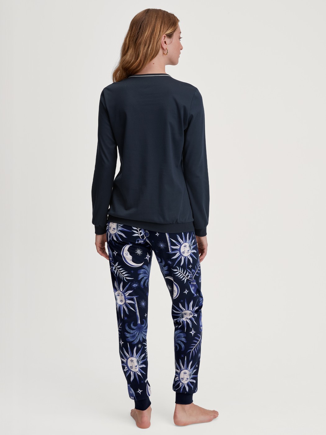 Damen-Model trägt Bündchen-Pyjama aus 100% Baumwolle in Blau, Gemustert aus Serie Winter Dreams von CALIDA, Rückansicht