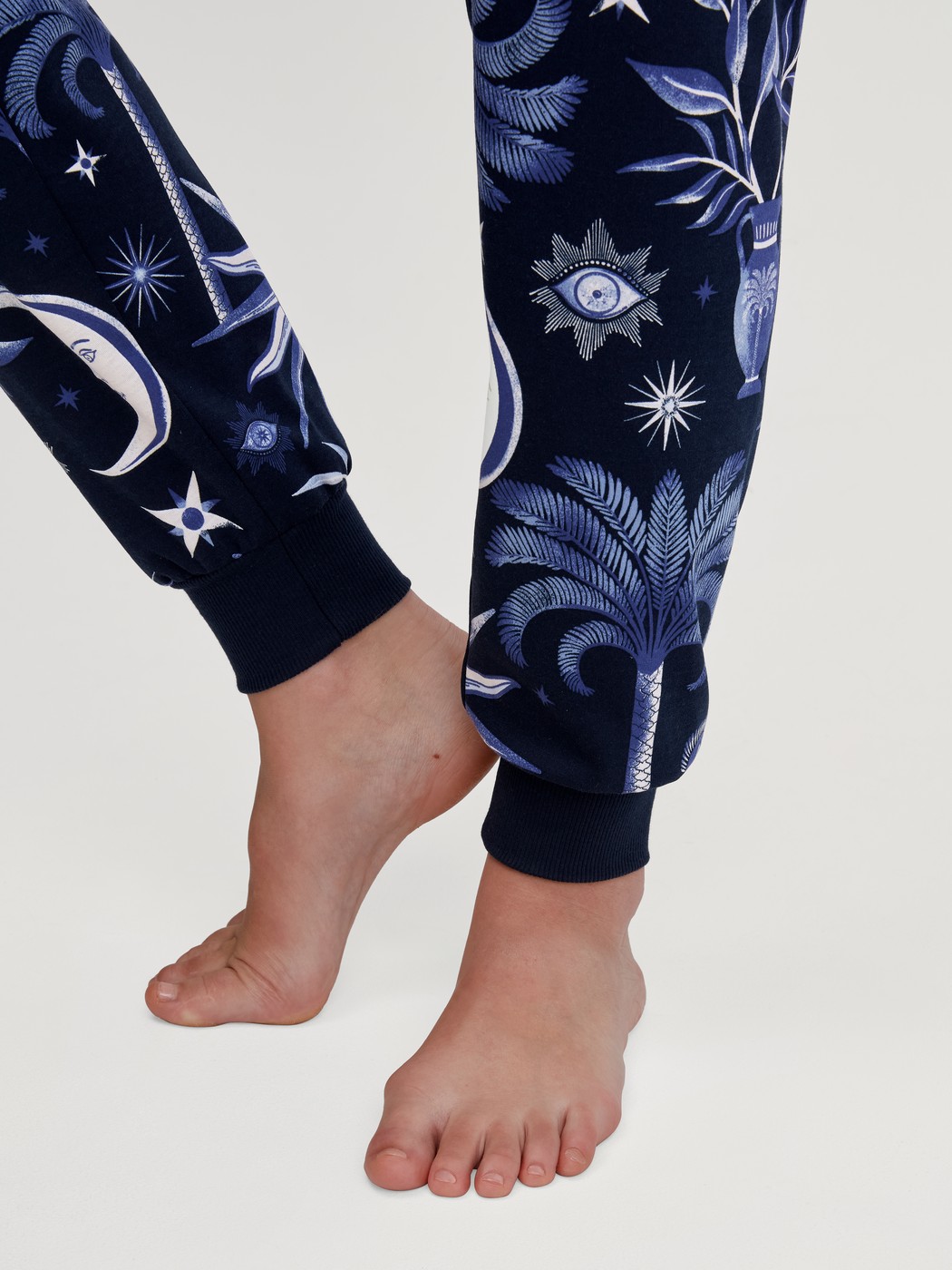 Damen-Model trägt Bündchen-Pyjama aus 100% Baumwolle in Blau, Gemustert aus Serie Winter Dreams von CALIDA, Detail