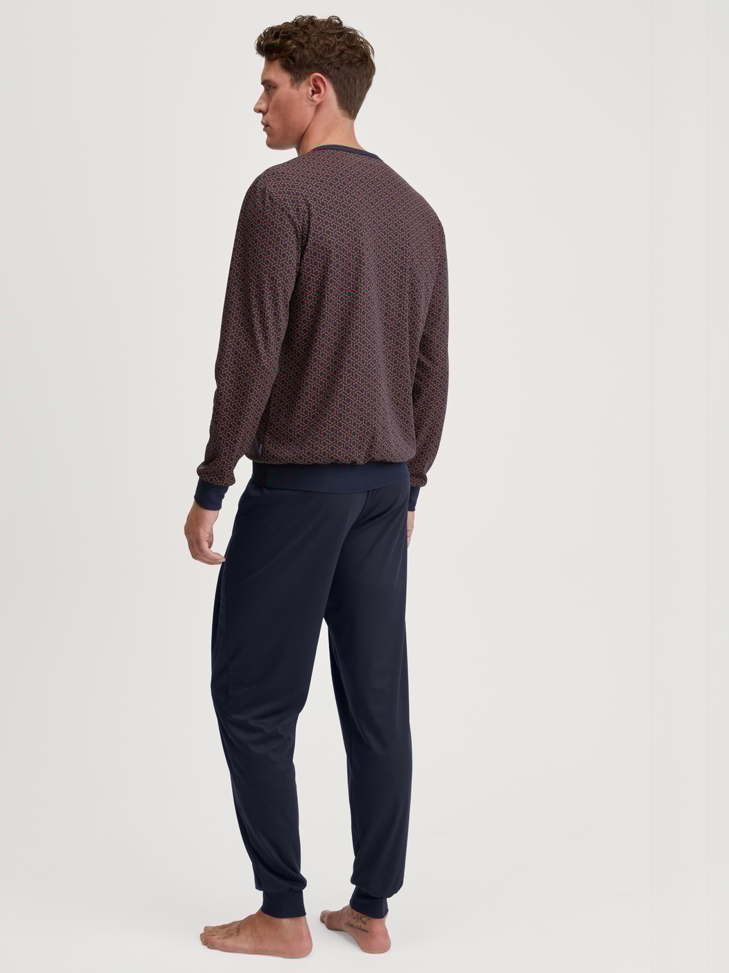 Herren-Model trägt Bündchen-Pyjama aus 100% Baumwolle in Blau, Einfarbig aus Serie Relax Choice 1 von CALIDA, Rückansicht