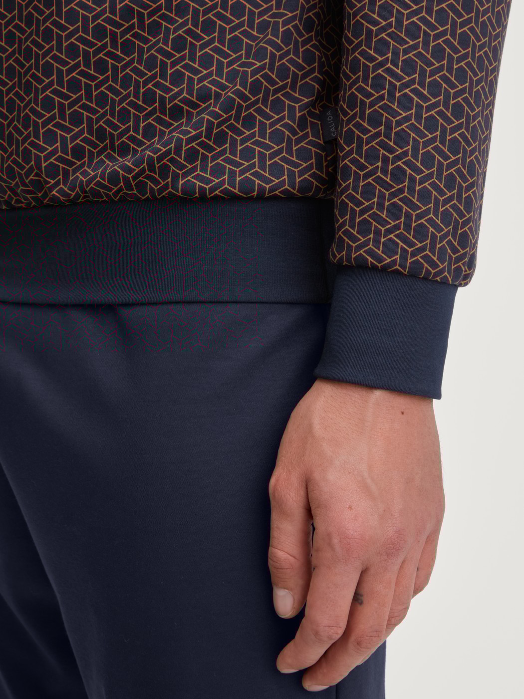 Herren-Model trägt Bündchen-Pyjama aus 100% Baumwolle in Blau, Einfarbig aus Serie Relax Choice 1 von CALIDA, Detail