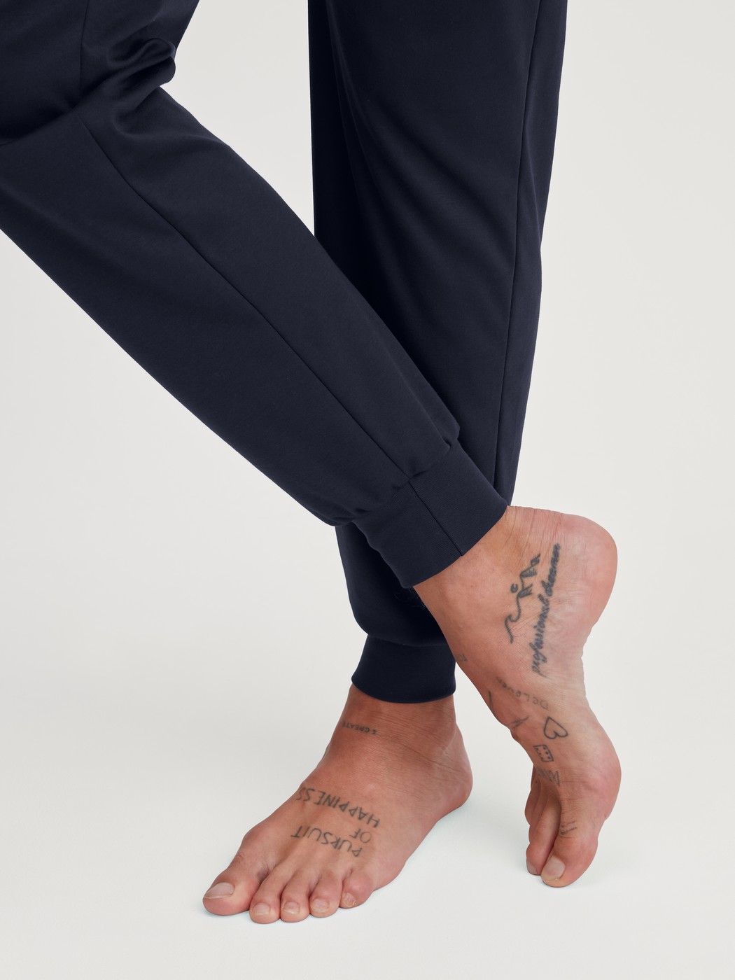 Herren-Model trägt Bündchen-Pyjama aus 100% Baumwolle in Blau, Einfarbig aus Serie Relax Choice 1 von CALIDA, Detail