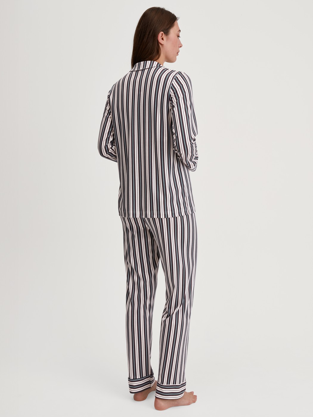 Le mannequin Femme porte le/la Pyjama à boutons en 100% coton de couleur Vert, Rayée, de la série Night Lovers de CALIDA, Vue arrière