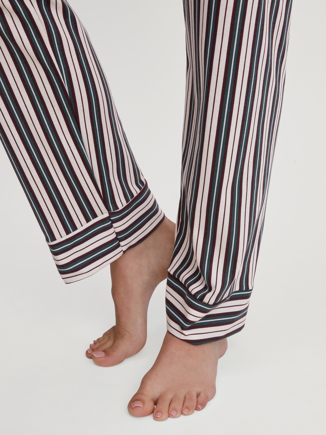 Le mannequin Femme porte le/la Pyjama à boutons en 100% coton de couleur Vert, Rayée, de la série Night Lovers de CALIDA, Détail