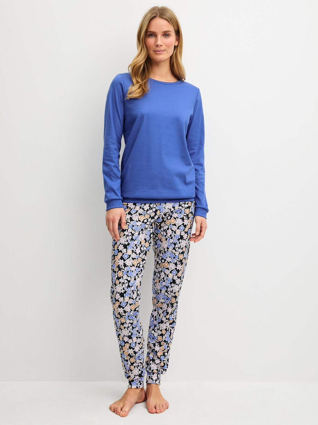 Le mannequin Femme porte le/la Pyjama avec bords élastiques en 100% coton de couleur Bleu, À motifs, de la série Flower Dreams de CALIDA, Vue de face