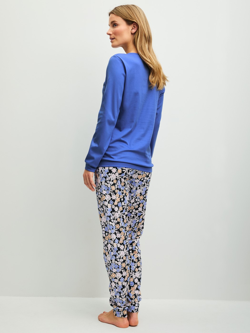 Le mannequin Femme porte le/la Pyjama avec bords élastiques en 100% coton de couleur Bleu, À motifs, de la série Flower Dreams de CALIDA, Vue arrière