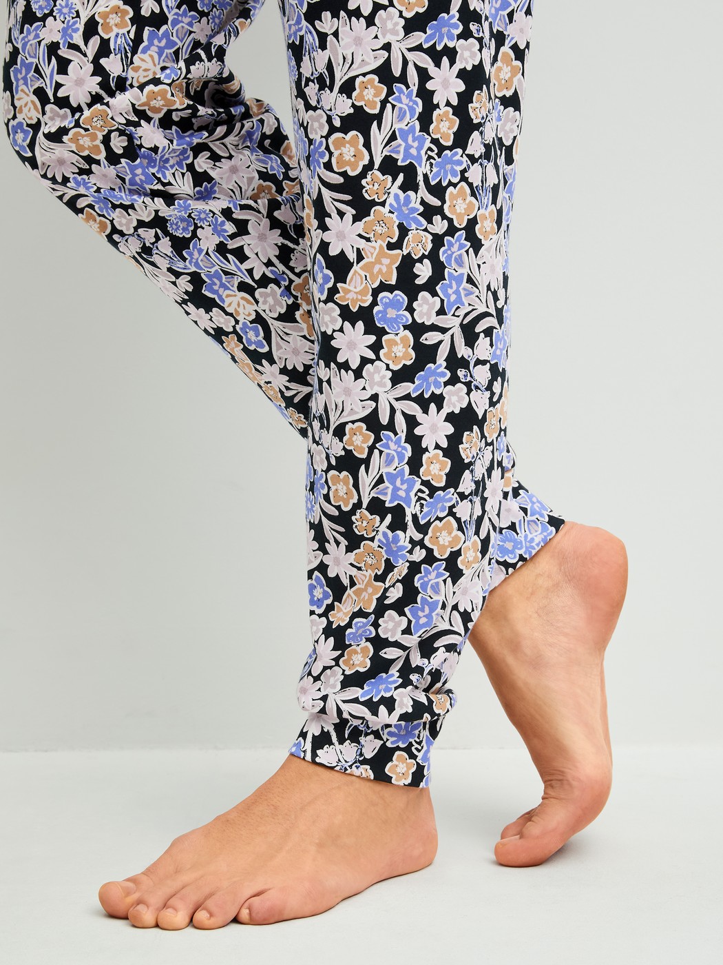 Le mannequin Femme porte le/la Pyjama avec bords élastiques en 100% coton de couleur Bleu, À motifs, de la série Flower Dreams de CALIDA, Détail