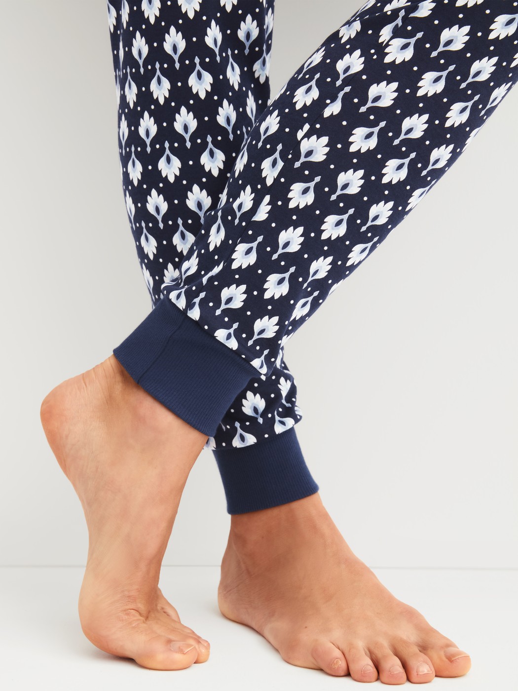 La modella / Il modello Donna indossa Pigiama con polsini in 100% cotone di colore Blu, Modello, della serie Daylight Dreams di CALIDA, Dettaglio