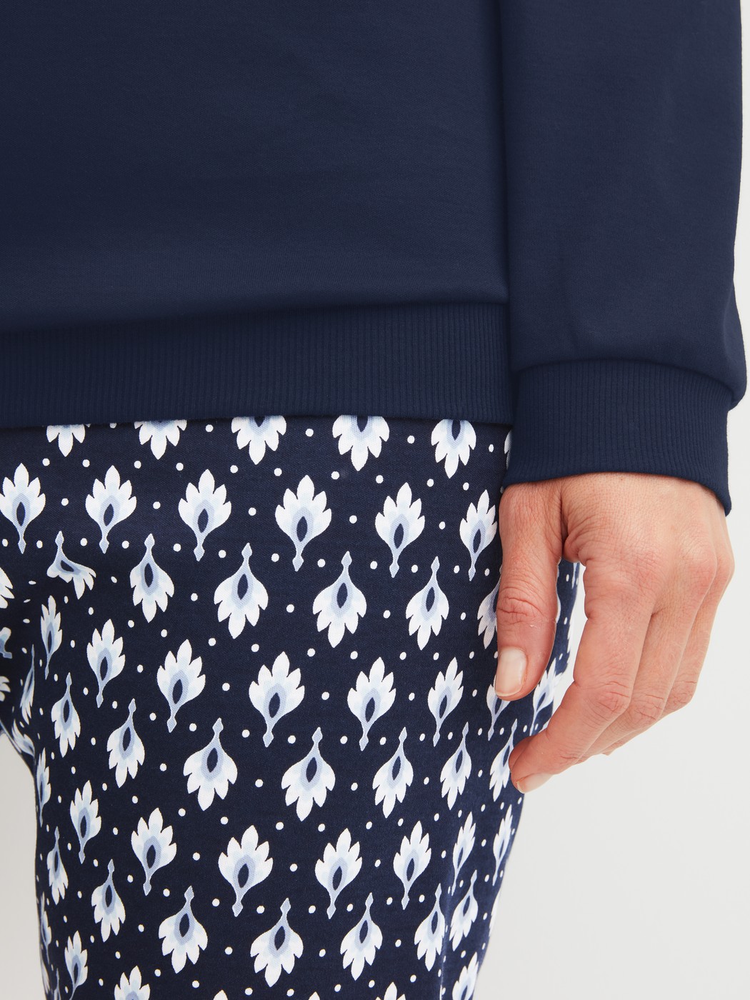 La modella / Il modello Donna indossa Pigiama con polsini in 100% cotone di colore Blu, Modello, della serie Daylight Dreams di CALIDA, Dettaglio