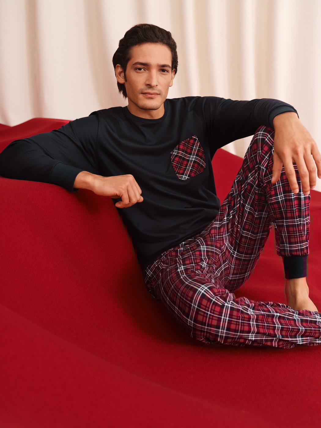 Herren-Model trägt Bündchen-Pyjama aus 100% Baumwolle in Blau, Kariert aus Serie Family & Friends von CALIDA, Zusatzbild