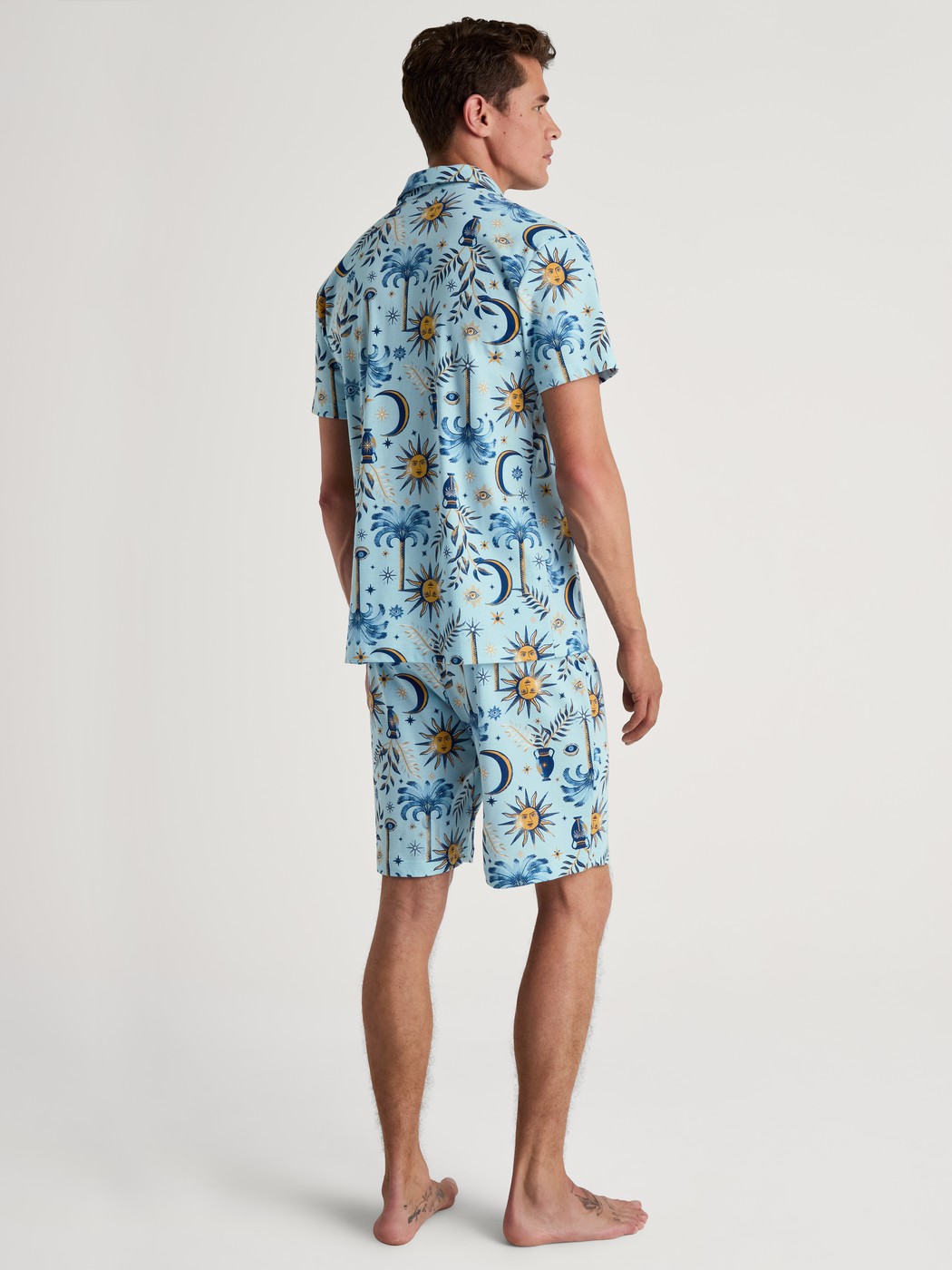 Pyjama court, boutonné de haut en bas