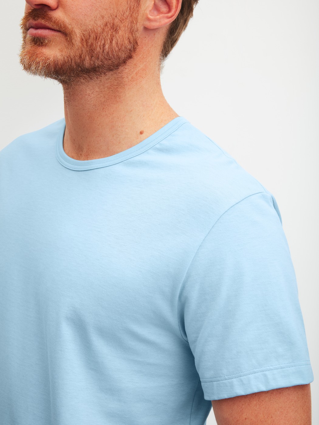 La modella / Il modello Uomo indossa Pigiama corto in 100% cotone di colore Blu, Modello, della serie Relax Imprint 2 di CALIDA, Dettaglio