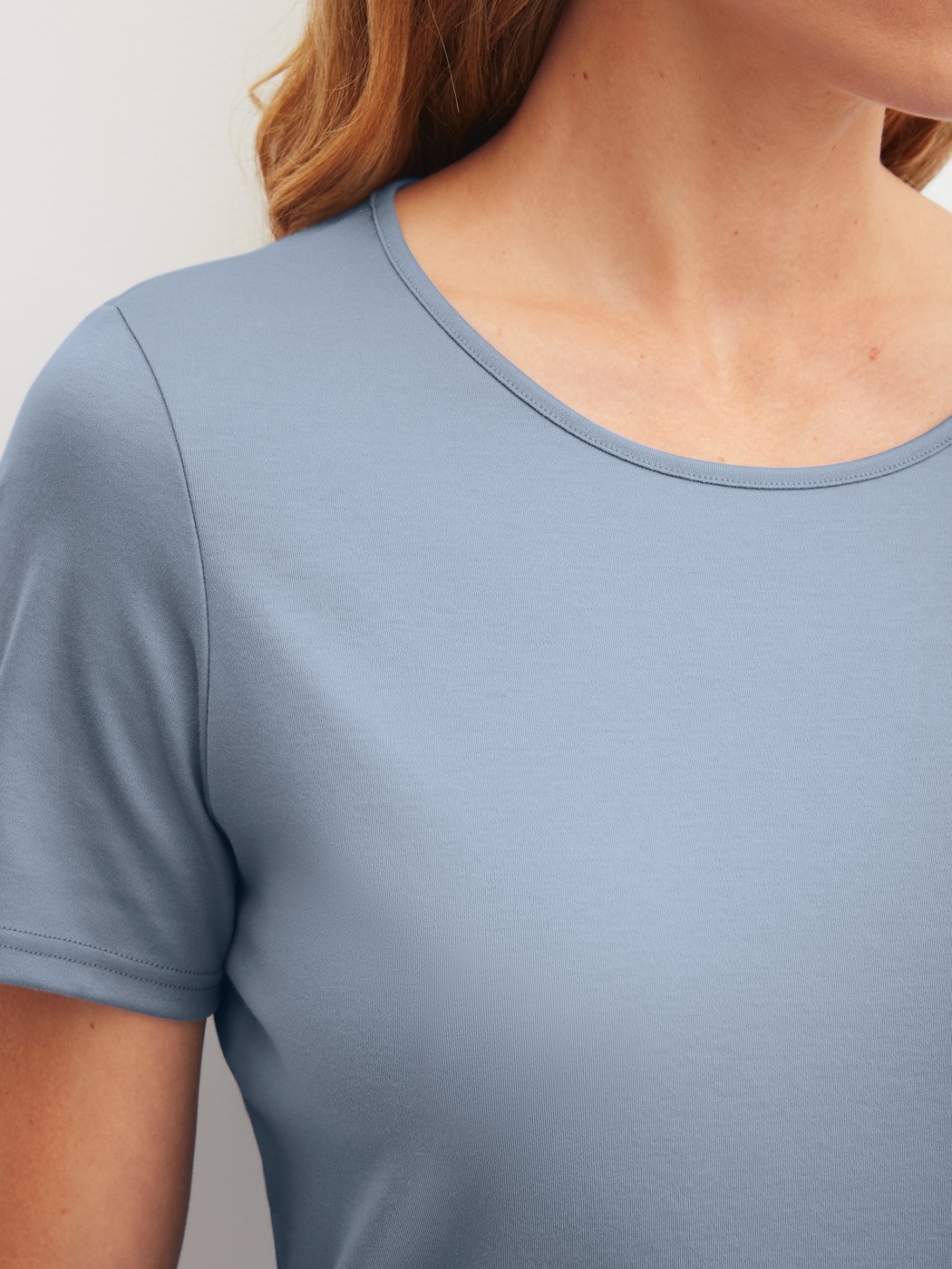 Damen-Model trägt Kurz-Pyjama aus 100% Baumwolle in Blau, Gestreift aus Serie Striped Dreams von CALIDA, Detail