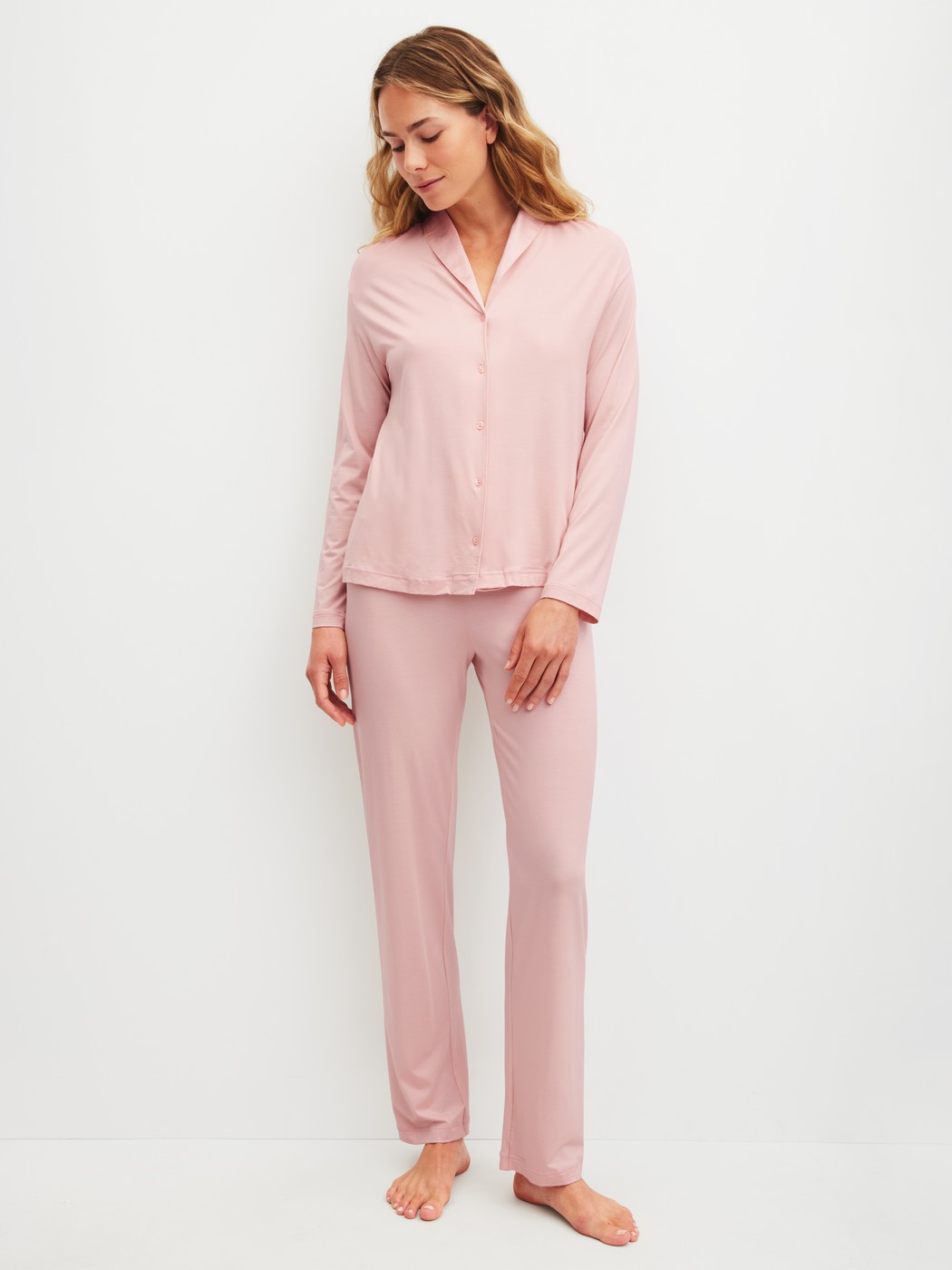 Damen-Model trägt Pyjama mit Knöpfen aus Modal in Rosa, Einfarbig aus Serie Balancing Dreams von CALIDA, Vorderansicht
