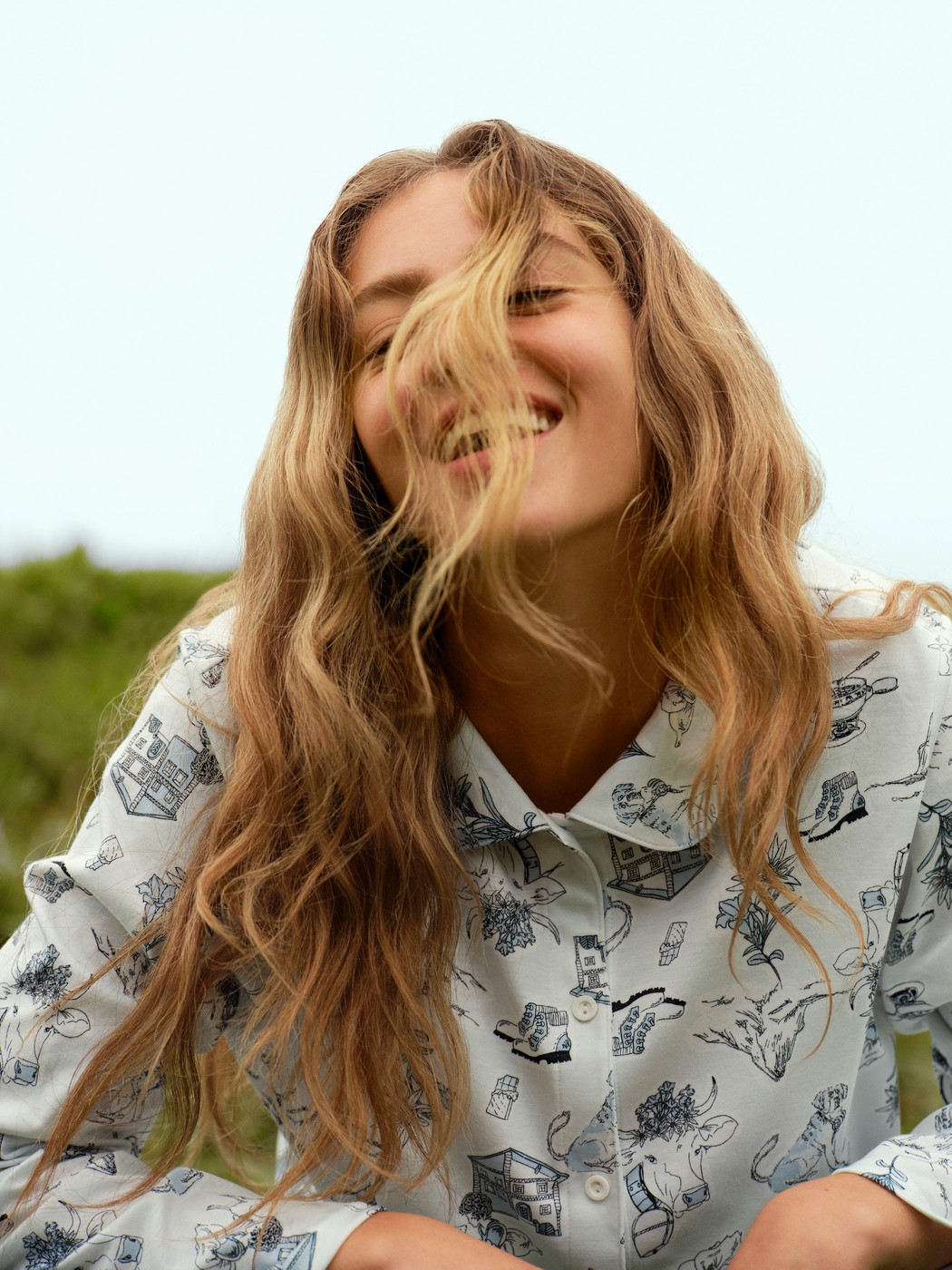 Damen-Model trägt Pyjama mit Knöpfen aus 100% Baumwolle in Blau, Gemustert aus Serie Swiss Resort von CALIDA, Zusatzbild