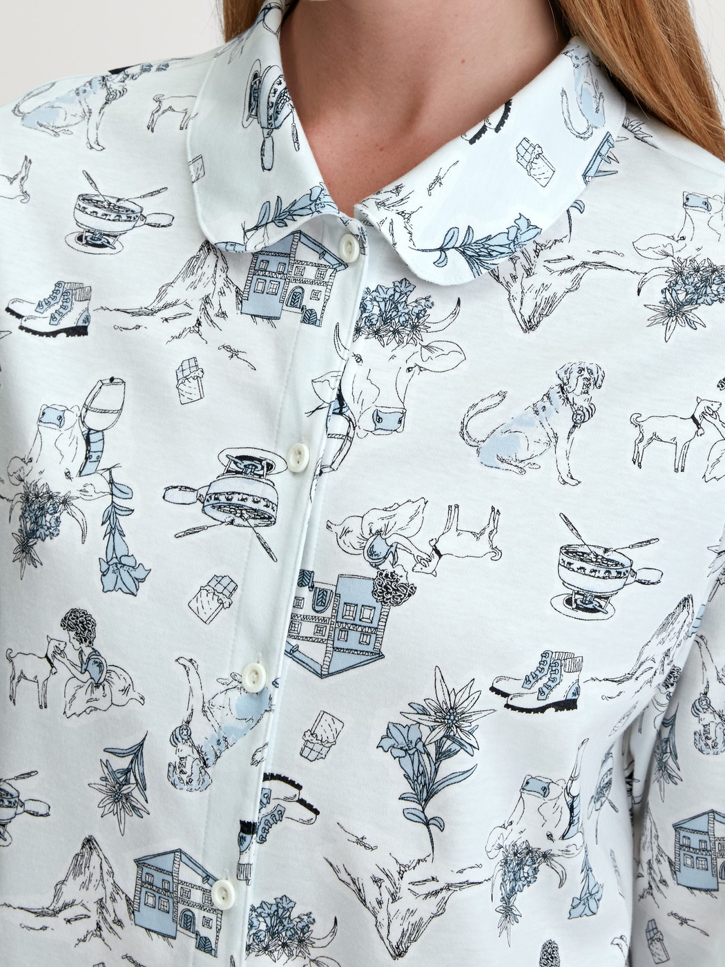 Damen-Model trägt Pyjama mit Knöpfen aus 100% Baumwolle in Blau, Gemustert aus Serie Swiss Resort von CALIDA, Detail