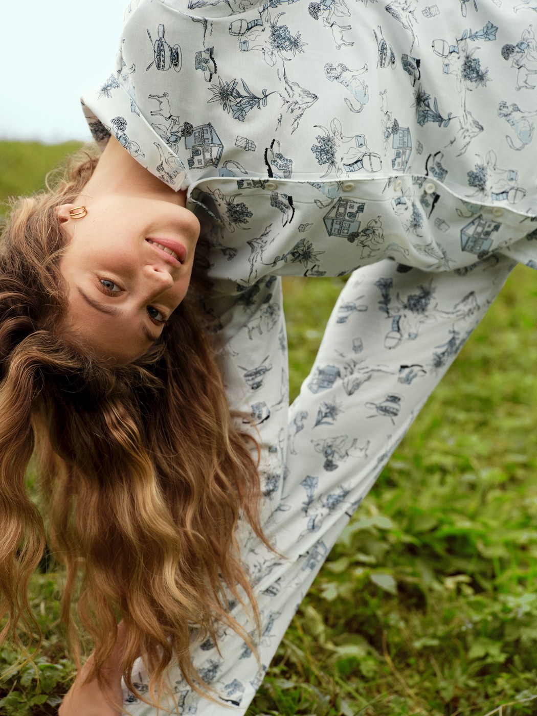 Damen-Model trägt Pyjama mit Knöpfen aus 100% Baumwolle in Blau, Gemustert aus Serie Swiss Resort von CALIDA, Zusatzbild