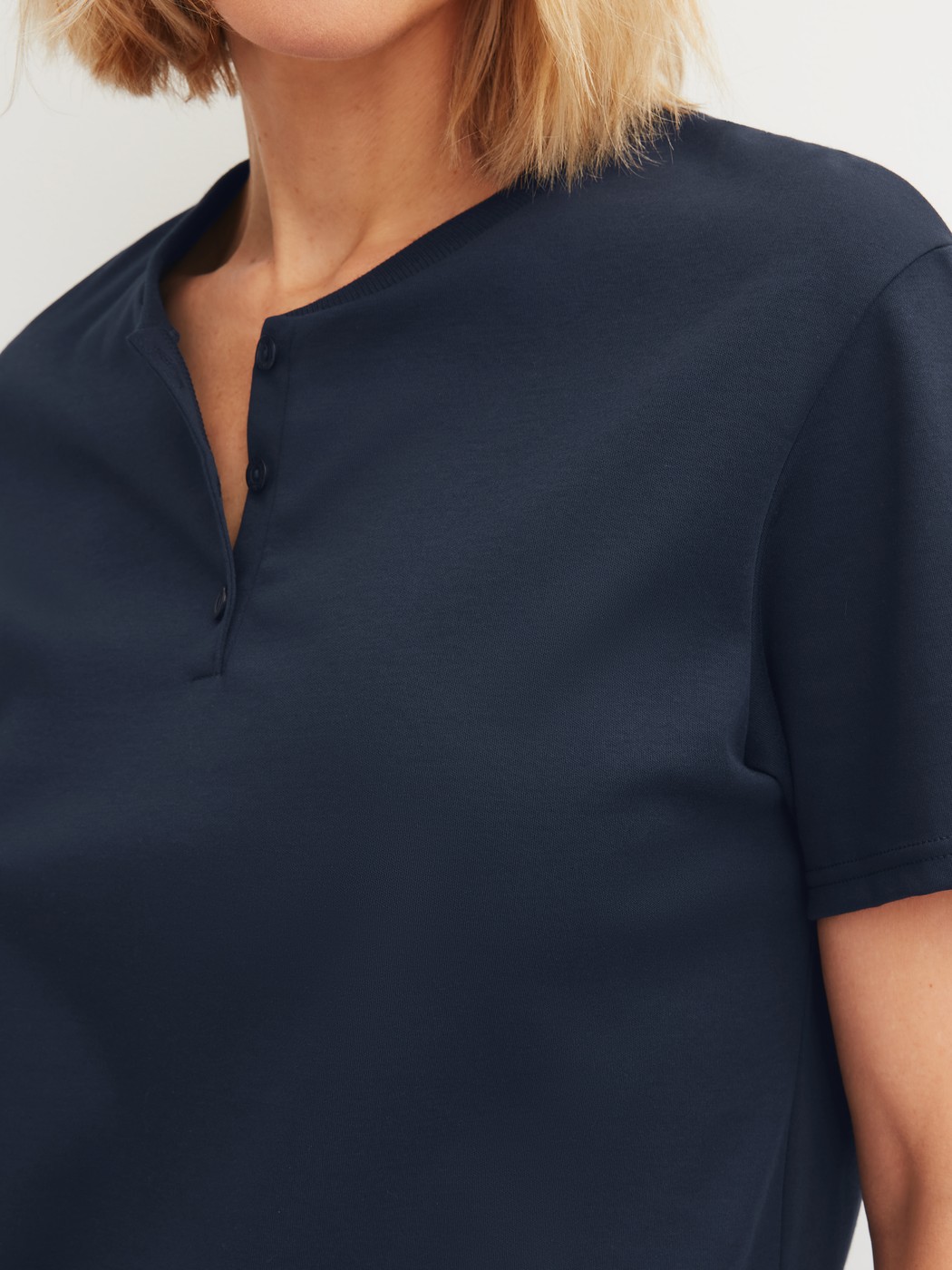 Damen-Model trägt Capri-Pyjama aus 100% Baumwolle in Blau, Gemustert aus Serie Daylight Dreams von CALIDA, Detail