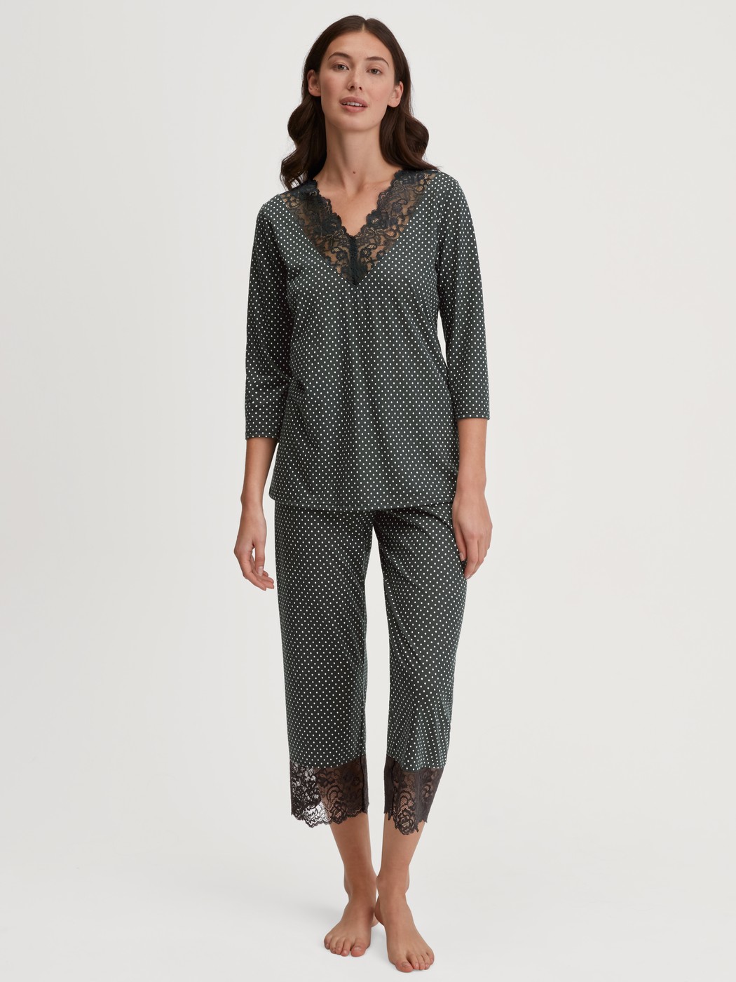 Damen-Model trägt 7/8-Pyjama aus Baumwolle in Schwarz, Spitze aus Serie Deep Dreams von CALIDA, Vorderansicht