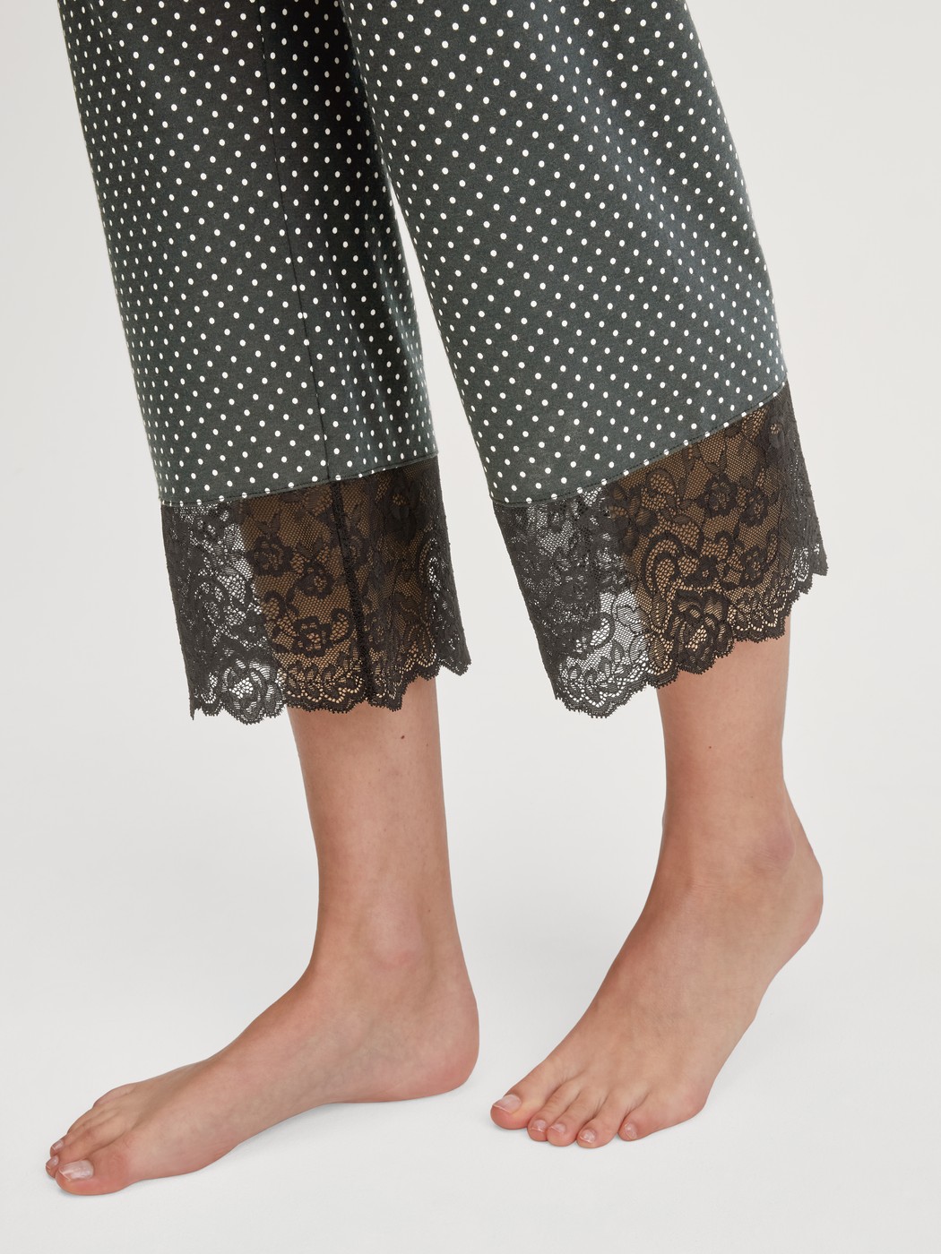 Damen-Model trägt 7/8-Pyjama aus Baumwolle in Schwarz, Spitze aus Serie Deep Dreams von CALIDA, Detail