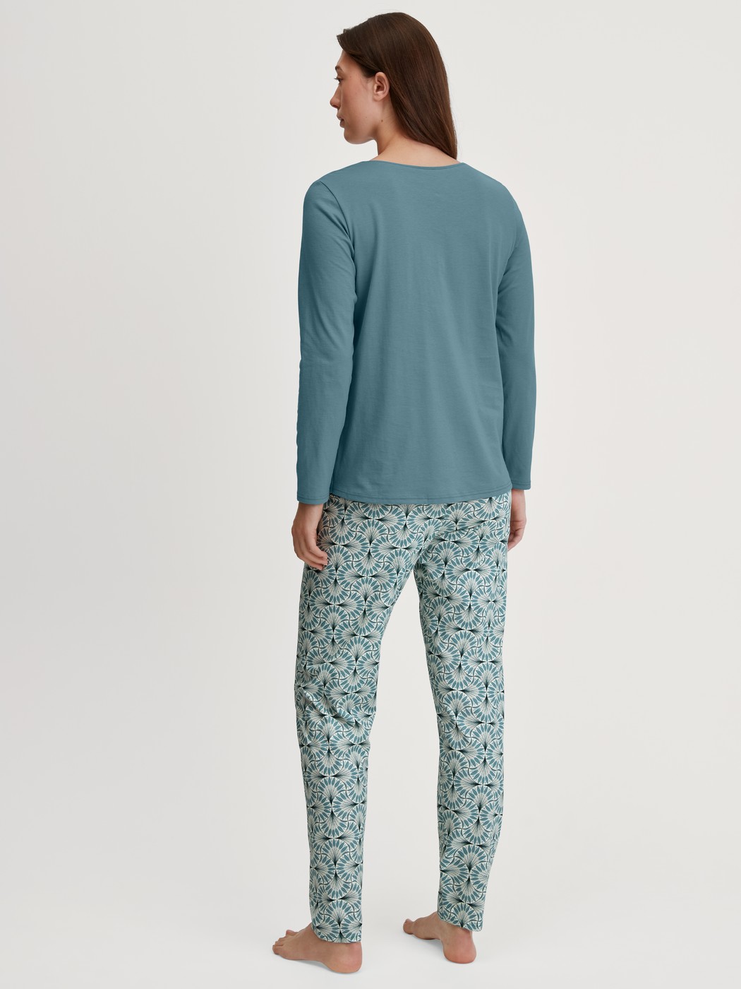 Damen-Model trägt Pyjama, lang aus 100% Baumwolle in Blau, Gemustert aus Serie Ornament Nights von CALIDA, Rückansicht