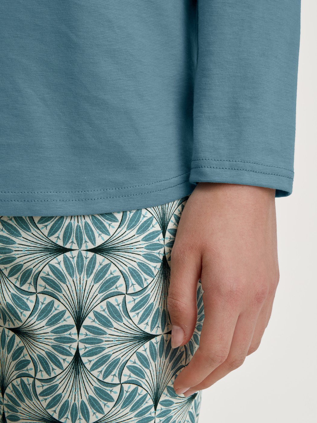 Damen-Model trägt Pyjama, lang aus 100% Baumwolle in Blau, Gemustert aus Serie Ornament Nights von CALIDA, Detail