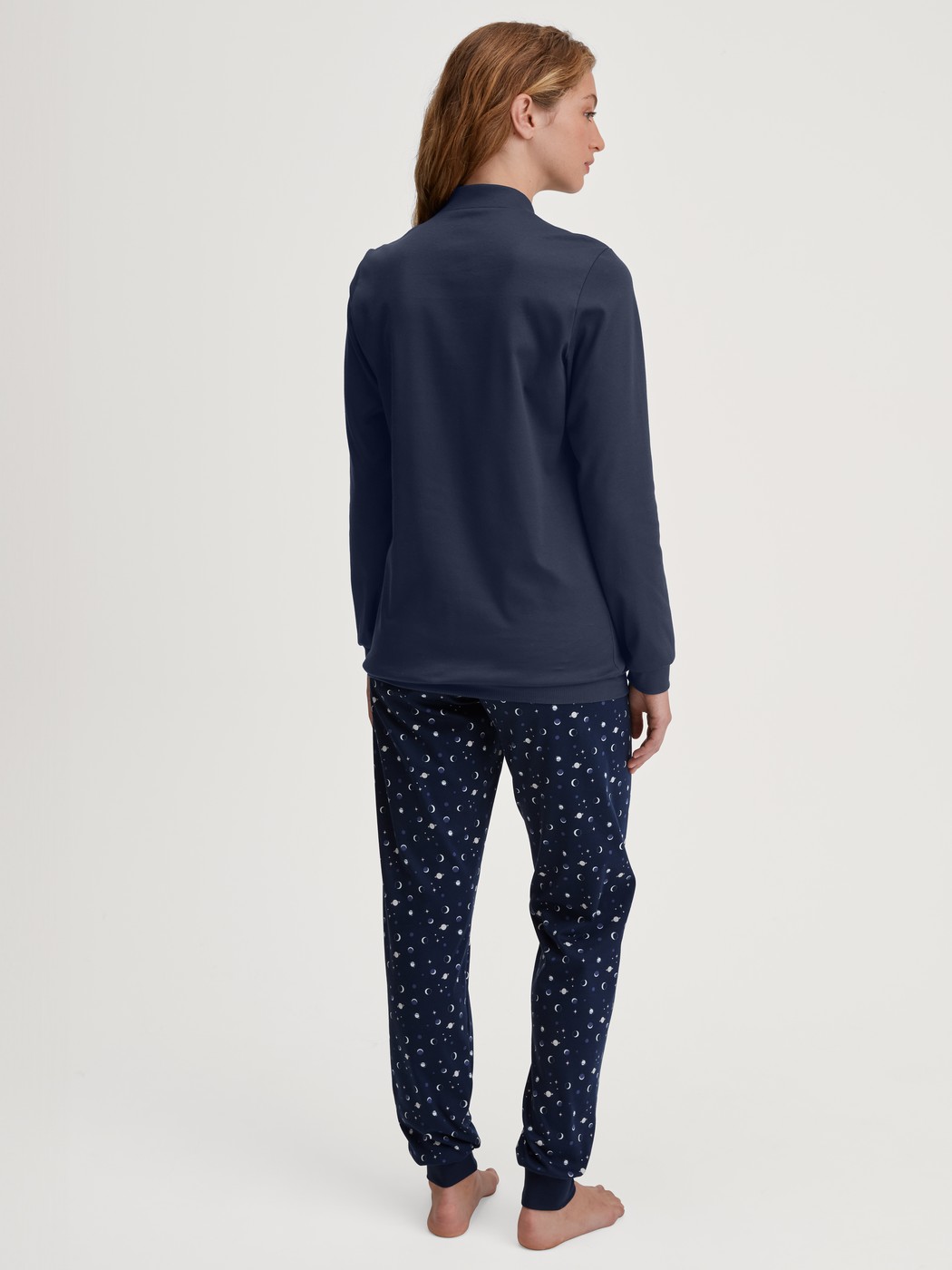 Damen-Model trägt Bündchen-Pyjama aus 100% Baumwolle in Blau, Gemustert aus Serie Midnight Dreams von CALIDA, Rückansicht