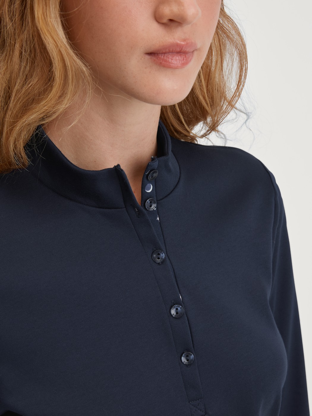 Damen-Model trägt Bündchen-Pyjama aus 100% Baumwolle in Blau, Gemustert aus Serie Midnight Dreams von CALIDA, Detail