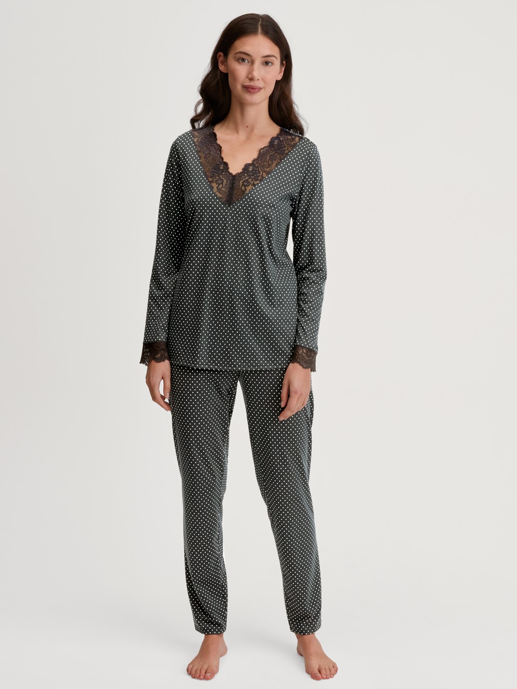 Damen-Model trägt Pyjama, lang aus Baumwolle in Schwarz, Spitze aus Serie Deep Dreams von CALIDA, Vorderansicht