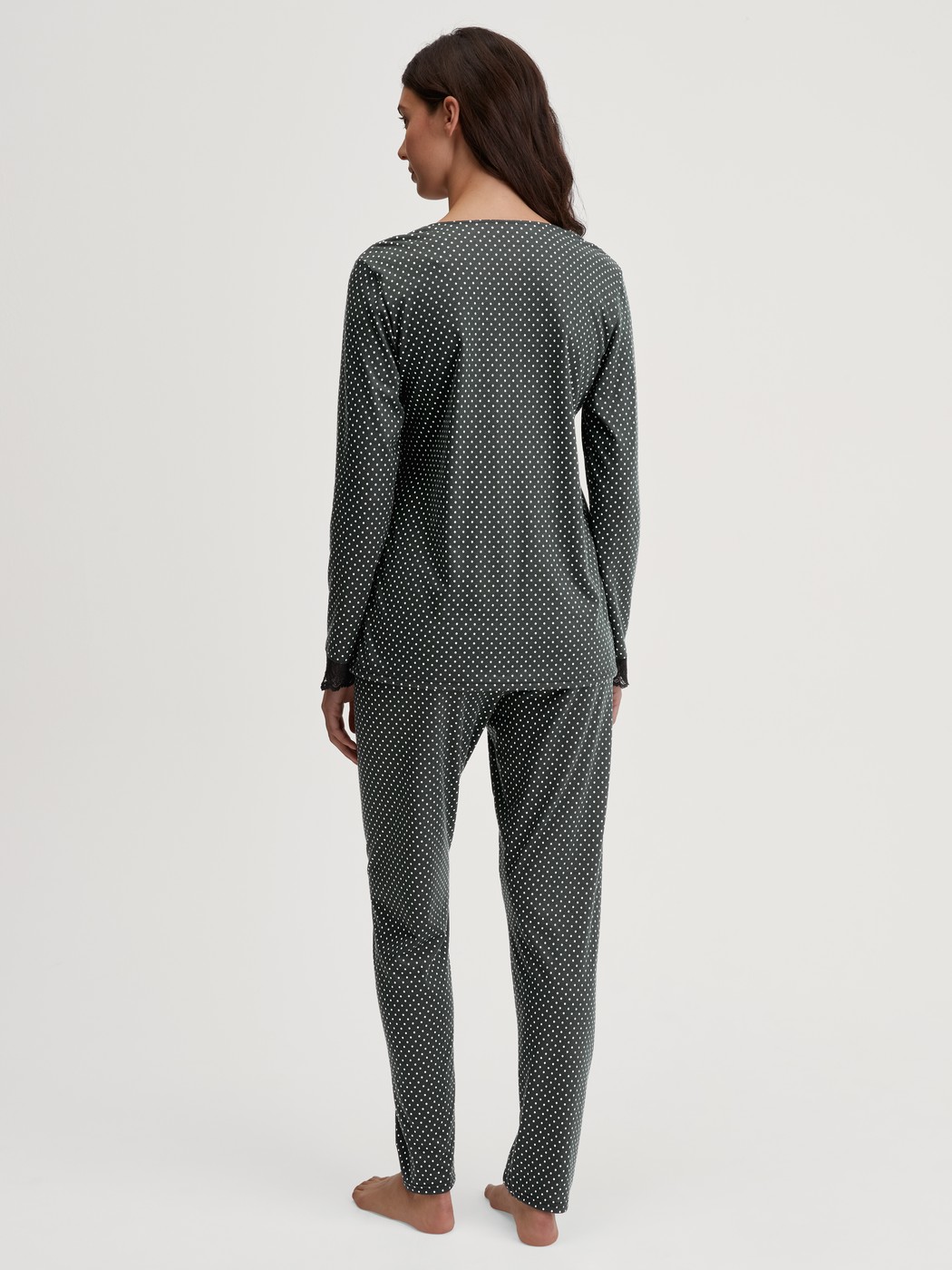 Damen-Model trägt Pyjama, lang aus Baumwolle in Schwarz, Spitze aus Serie Deep Dreams von CALIDA, Rückansicht