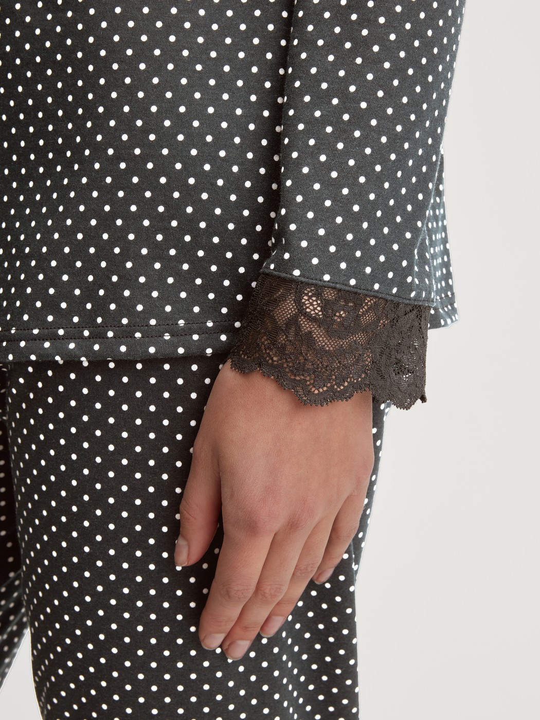 Damen-Model trägt Pyjama, lang aus Baumwolle in Schwarz, Spitze aus Serie Deep Dreams von CALIDA, Detail