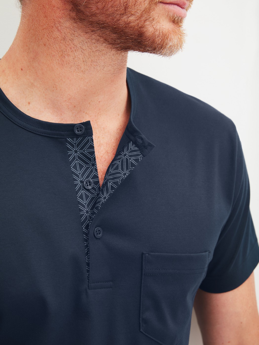 Herren-Model trägt Kurz-Pyjama aus 100% Baumwolle in Blau, Gemustert aus Serie Relax Selected 2 von CALIDA, Detail