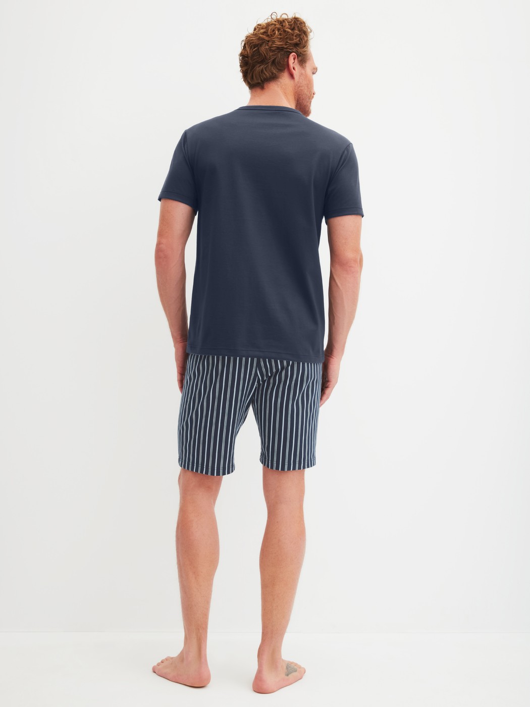 Herren-Model trägt Kurz-Pyjama aus 100% Baumwolle in Blau, Gemustert aus Serie Cotton Special von CALIDA, Rückansicht