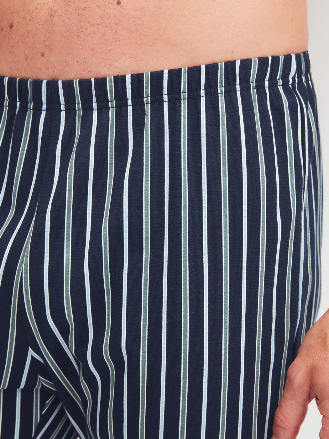 Herren-Model trägt Kurz-Pyjama aus 100% Baumwolle in Blau, Gemustert aus Serie Cotton Special von CALIDA, Detail