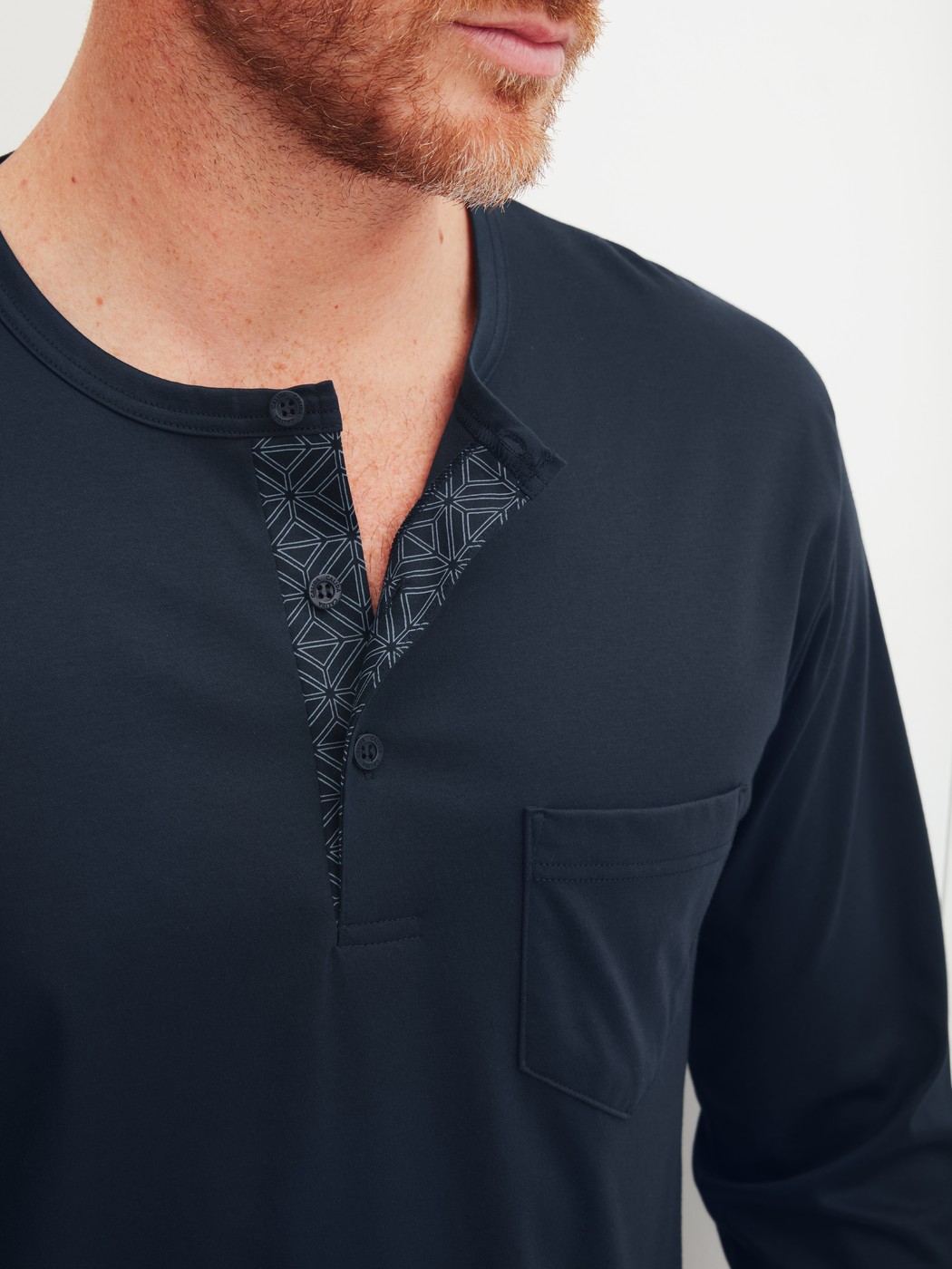 La modella / Il modello Uomo indossa Pigiami, lunghi in 100% cotone di colore Blu, Modello, della serie Relax Selected 2 di CALIDA, Dettaglio