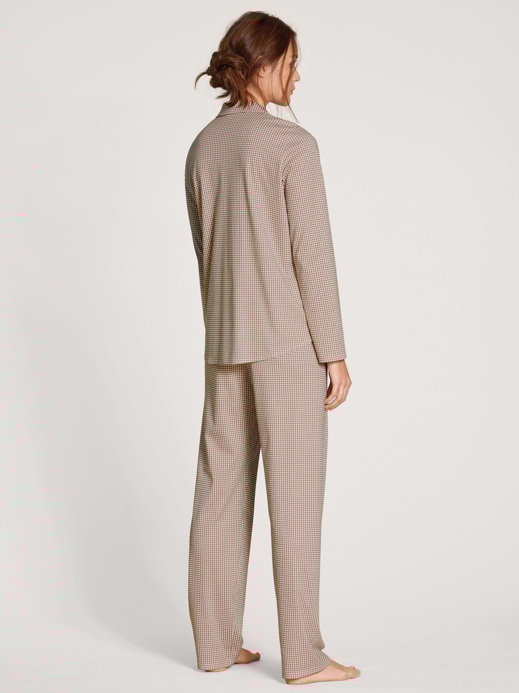 Damen-Model trägt Pyjama mit Knöpfen aus 100% Baumwolle in Rosa, Kariert aus Serie Nightwear Xtra von CALIDA, Rückansicht