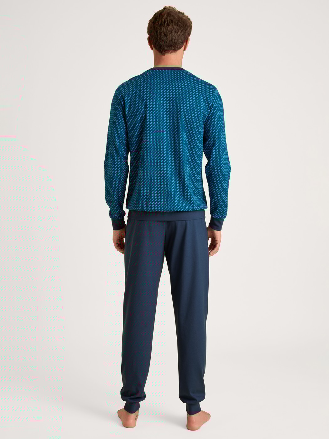 Le mannequin Homme porte le/la Pyjama avec bords élastiques en 100% coton de couleur Turquoise, À motifs, de la série Nightwear Xtra de CALIDA, Vue arrière