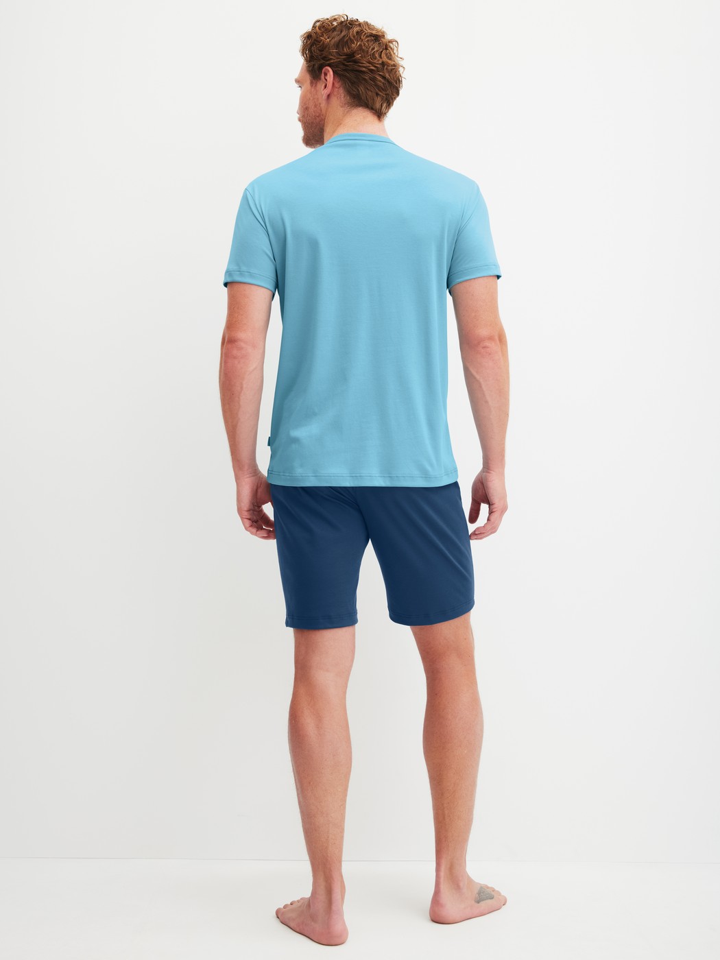 La modella / Il modello Uomo indossa Pigiama corto in Pima® Cotone di colore Blu, Modello, della serie Relax Superlight di CALIDA, Vista posteriore
