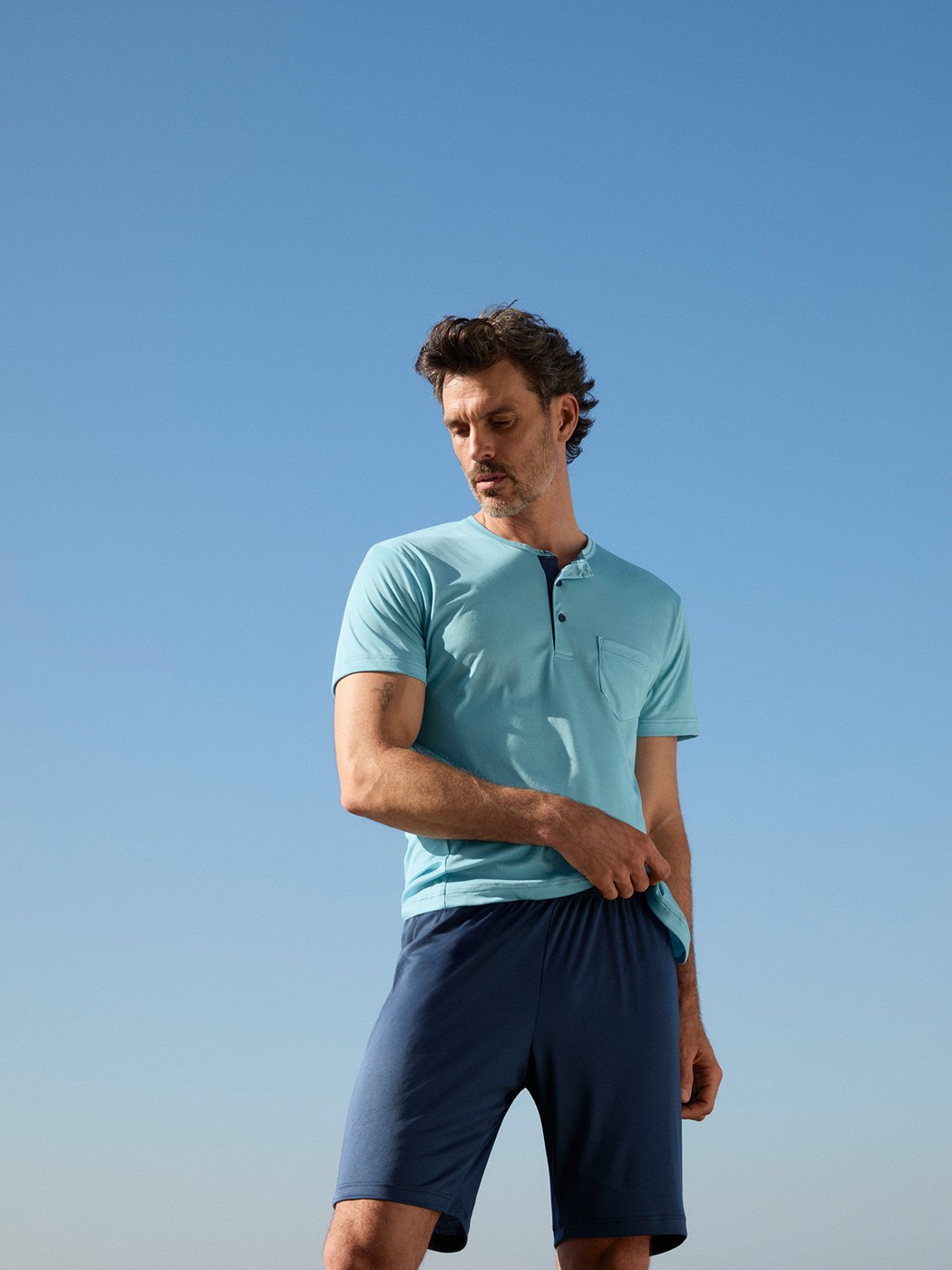 La modella / Il modello Uomo indossa Pigiama corto in Pima® Cotone di colore Blu, Modello, della serie Relax Superlight di CALIDA, Vista frontale
