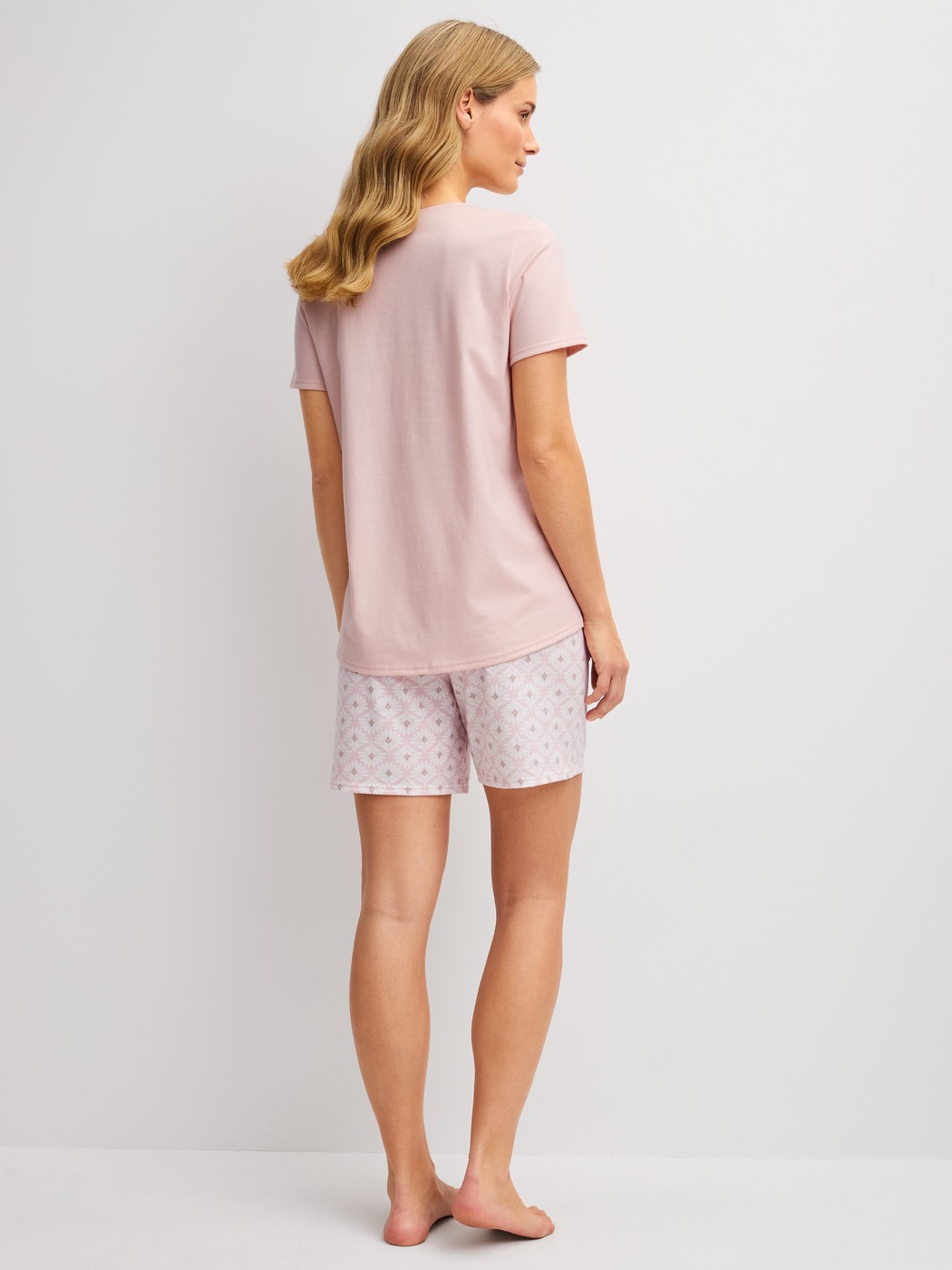 Le mannequin Femme porte le/la Pyjama court en 100% coton de couleur Rose, Floral, de la série Cotton Special de CALIDA, Vue arrière