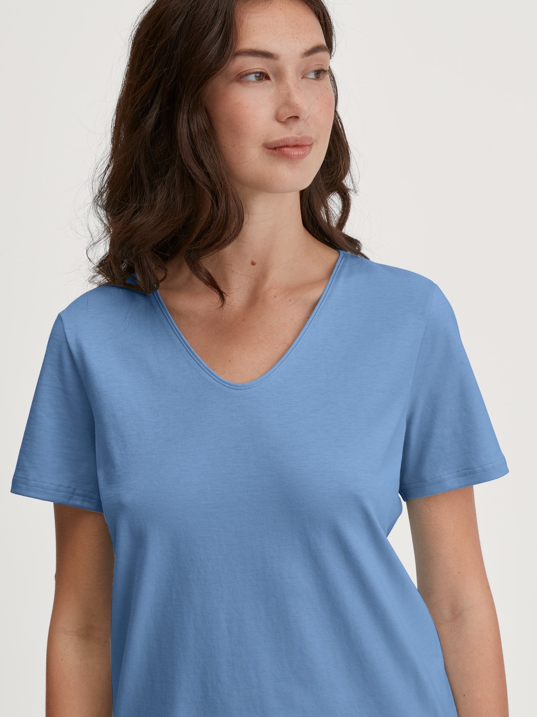 Damen-Model trägt Kurz-Pyjama aus 100% Baumwolle in Blau, Floral aus Serie Flower Nights von CALIDA, Detail