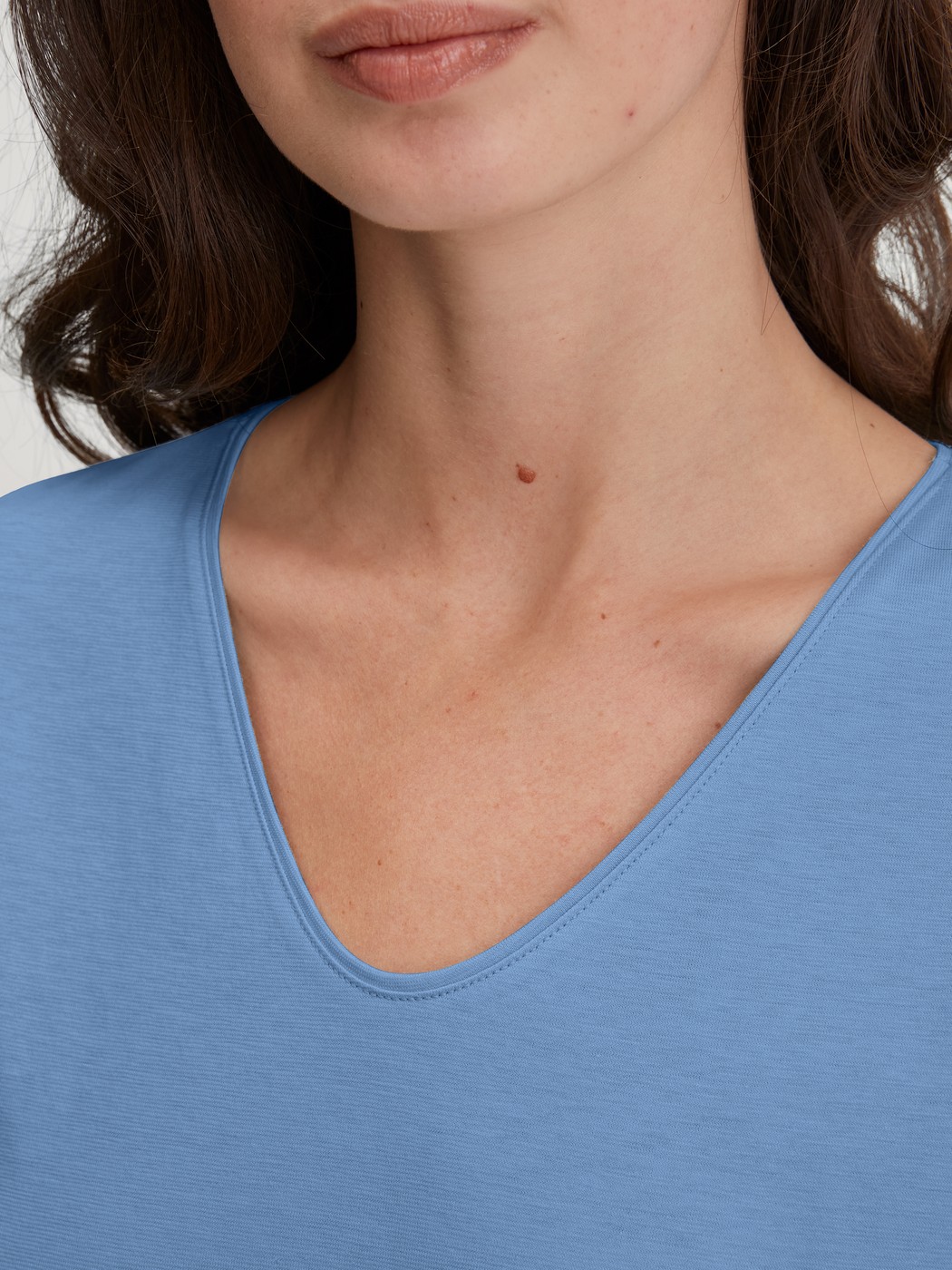 Damen-Model trägt Kurz-Pyjama aus 100% Baumwolle in Blau, Floral aus Serie Flower Nights von CALIDA, Detail