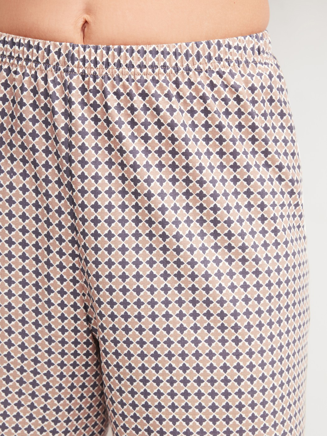 Damen-Model trägt Kurz-Pyjama aus 100% Baumwolle in Blau, Gemustert aus Serie Graphic Nights von CALIDA, Detail