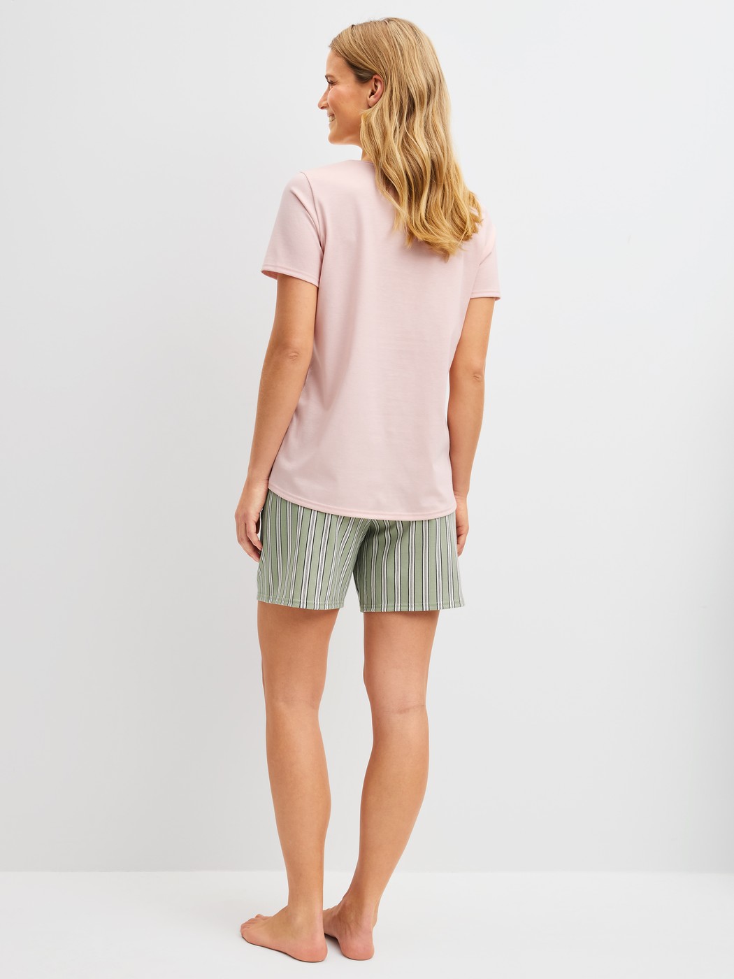 Le mannequin Femme porte le/la Pyjama court en 100% coton de couleur Vert, Rayée, de la série Cotton Special de CALIDA, Vue arrière