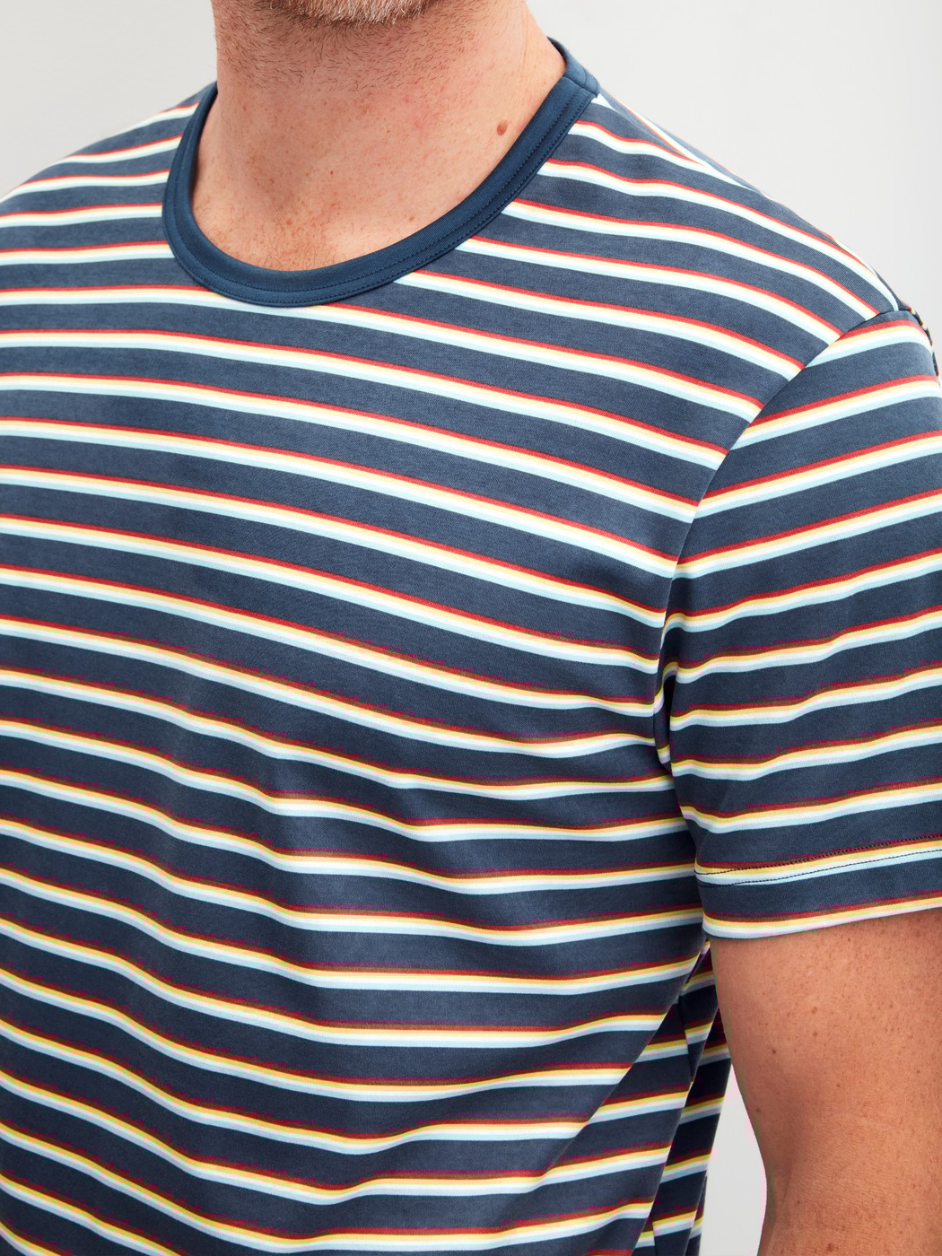 La modella / Il modello Uomo indossa Pigiama corto in 100% cotone di colore Blu, A righe, della serie Relax Streamline 3 di CALIDA, Dettaglio